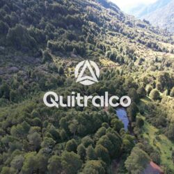 Parcelas Río Quetro Aysén Patagonia Chile con orilla de río